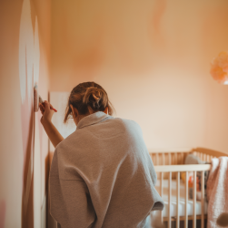 Comment préparer la chambre de bébé en effectuant des travaux simples ?