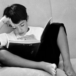 Mon enfant entre à la grande école : Comment l'accompagner sereinement dans ses premiers pas scolaires ?